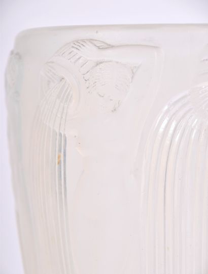 RENE LALIQUE (1886-1945), Vase modèle Danaïdes,...