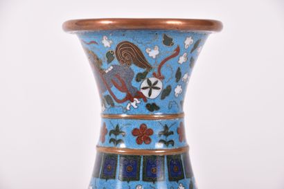 Chine XXe s, Vase à panse basse à col évasé...