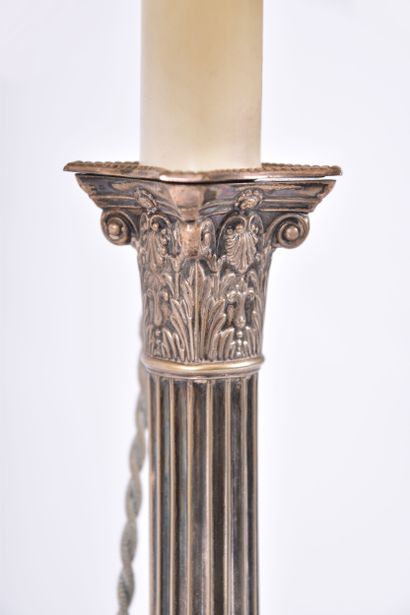 Bougeoir monté en lampe, en métal argenté,...