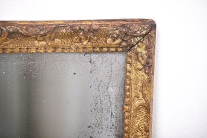 France XVIIIe s, Miroir en bois sculpté et...