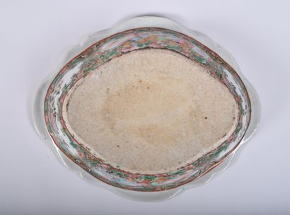 CHINE XIXe s, Coupe couverte en porcelaine...