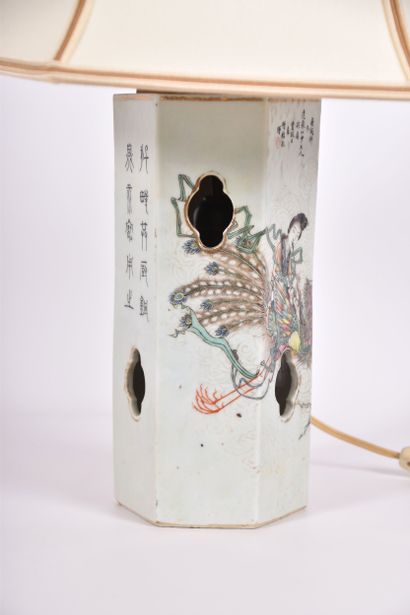 Chine XXe s, Porte-calotte en porcelaine...