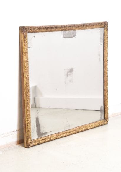 France XVIIIe s, Miroir en bois sculpté et...