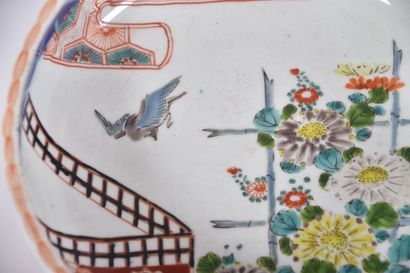 Japon XIXe s, Plat creux en porcelaine à...