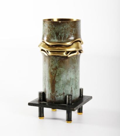 Guy BEL, Vase sculpture en métal sur socle,...