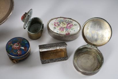Lot d'objets de vitrine comprenant vide-poches,...