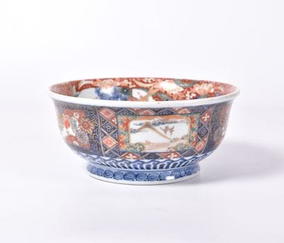 Japon, Imari XXe s, Jatte sur talon en porcelaine...
