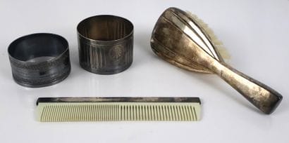 Garniture de toilette comprenant une brosse...