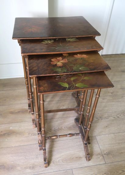 Quatre tables gigognes vers 1900, en bois...
