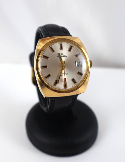 PREMIRA, années 1970
Montre à boîtier tonneau...