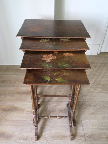 Quatre tables gigognes vers 1900, en bois...