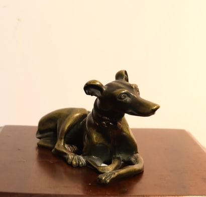 Lévrier assis, en bronze patiné
H; 7,5 cm....