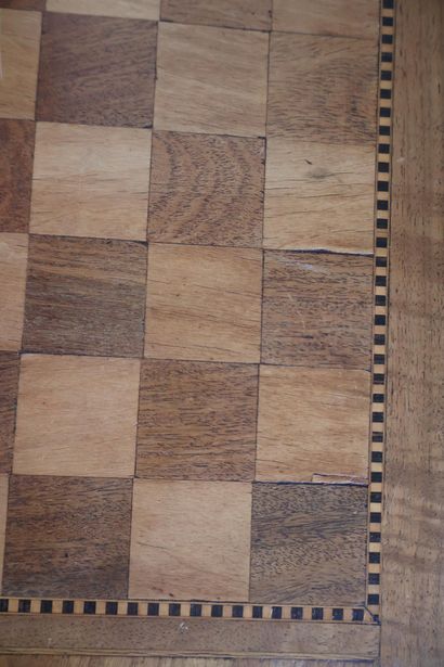Table tric-trac de style Louis XV, en bois...