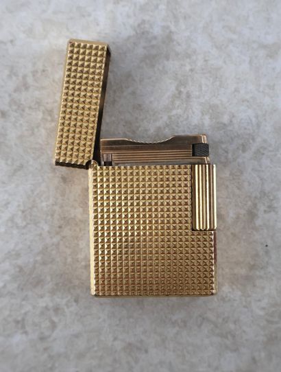 Briquet Dupont en plaqué or, réf. 1248
Dans...