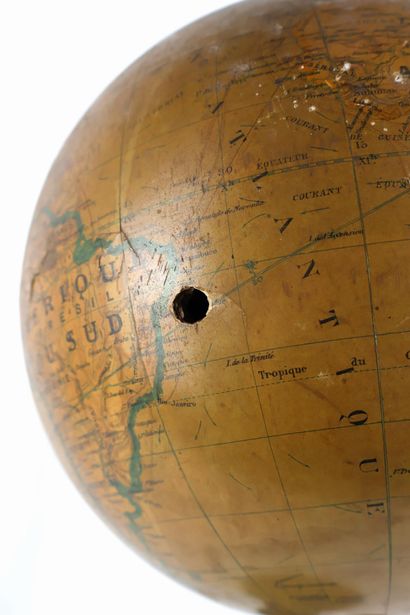 IKELMER A PARIS, 128 rue Amelot
Globe, signed...