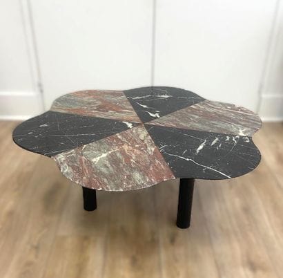 Table basse de forme polylobée en marbre...
