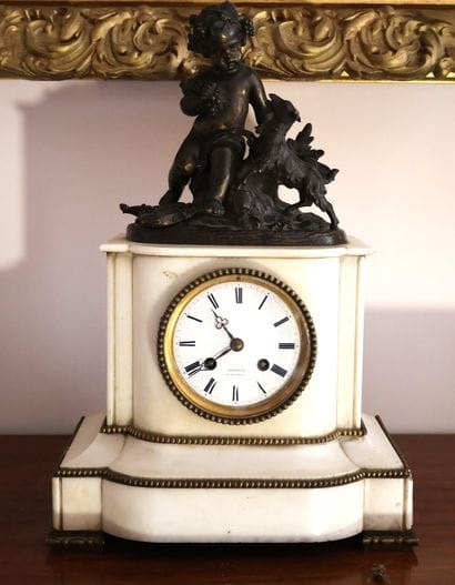 Pendule en marbre blanc, surmontée d'un groupe...