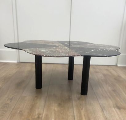 Table basse de forme polylobée en marbre...