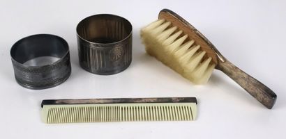 Garniture de toilette comprenant une brosse...