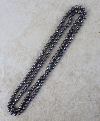 Long sautoir de perles noires d’eau douce...