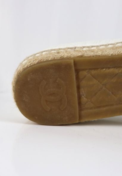 CHANEL
Espadrilles ornées de sequins blancs...