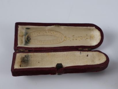 Deux fume-cigarettes en bakélite et or 18K...