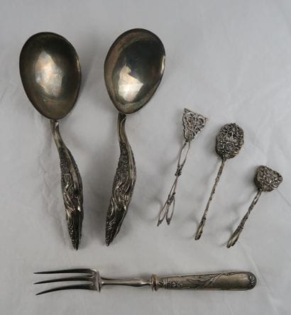 Ensemble de couverts et pinces dont argent...