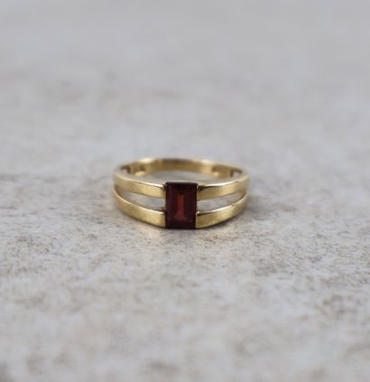 Bague en or en 18K 750/1000, poinçonné au...
