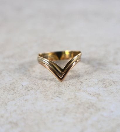 Bague en trois ors 18K (750 ‰), à motif de...