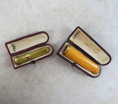 Deux fume-cigarettes en bakélite et or 18K...
