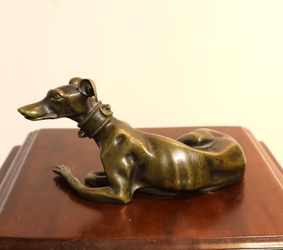 Lévrier assis, en bronze patiné
H; 7,5 cm....