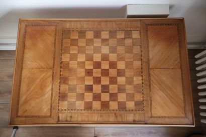 Table tric-trac de style Louis XV, en bois...