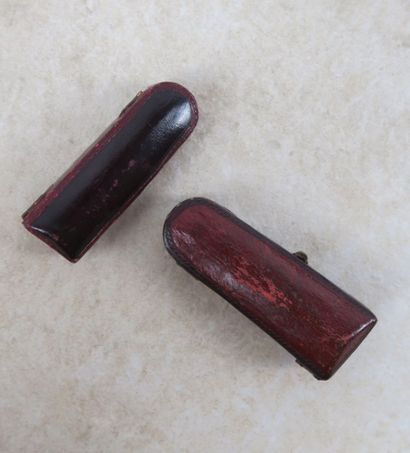 Deux fume-cigarettes en bakélite et or 18K...