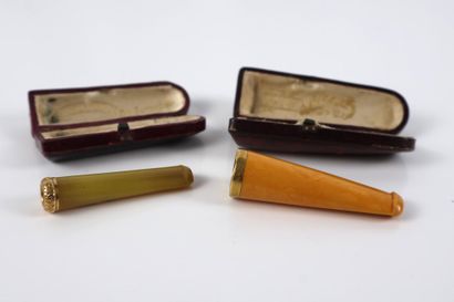 Deux fume-cigarettes en bakélite et or 18K...