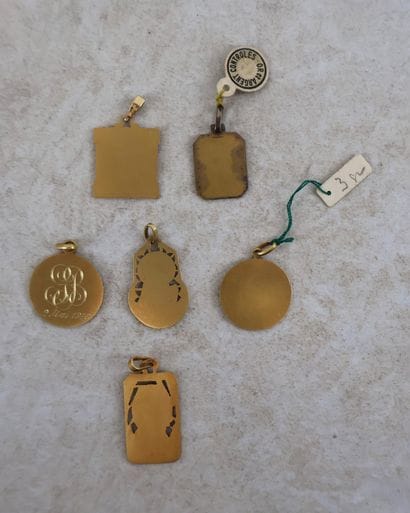 Ensemble de cinq médailles en or jaune 18k...