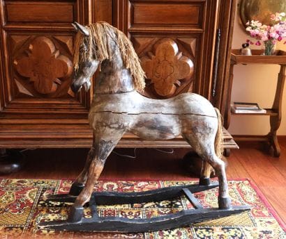 Cheval à bascule en bois sculpté, patiné,...