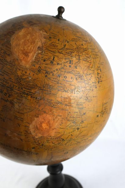 IKELMER A PARIS, 128 rue Amelot
Globe, signed...