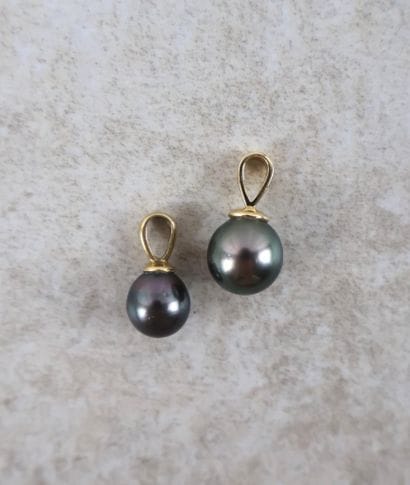 Ensemble de deux pendentifs ornés de perles...