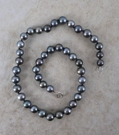 Collier un rang de perles de Tahiti (grises)...