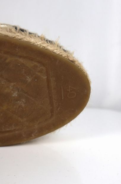 CHANEL
Espadrilles ornées de sequins blancs...