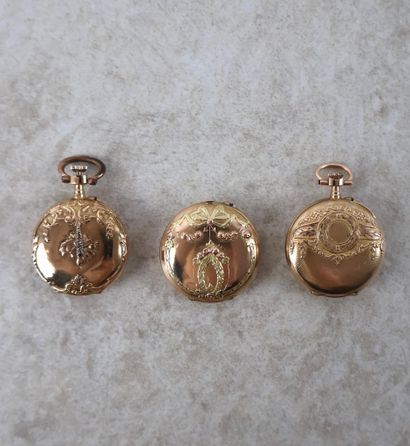 Lot comprenant trois montres de col en or...