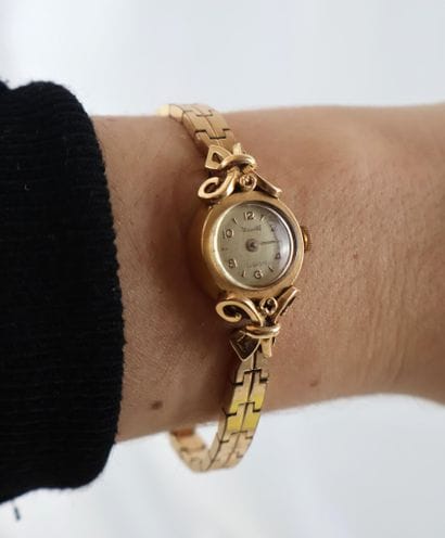 DERMONT. Montre de dame en or 18K (750 ‰),...