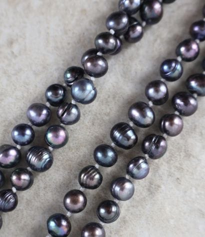 Long sautoir de perles noires d’eau douce...