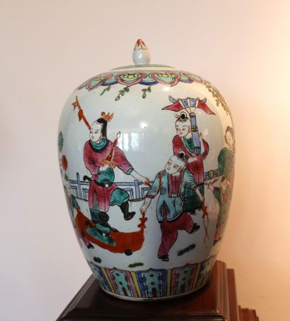 Modern Chinese porcelain covered pot, decorated...