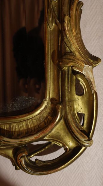 Miroir de style Louis XV en bois et stuc...