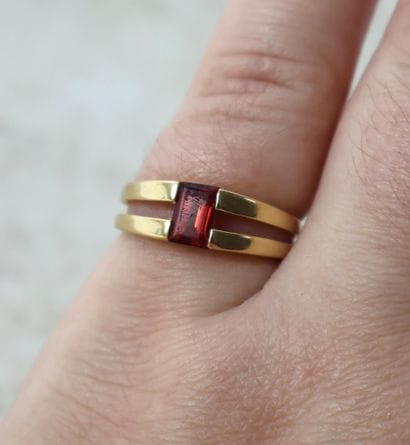 Bague en or en 18K 750/1000, poinçonné au...