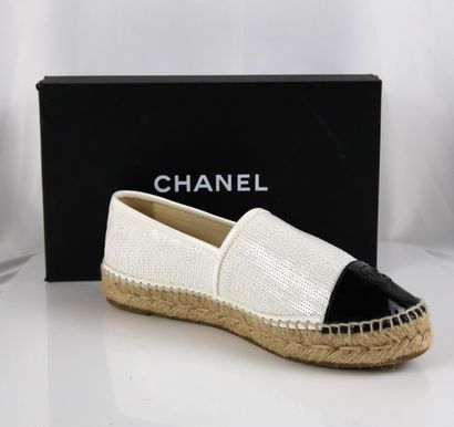 CHANEL
Espadrilles ornées de sequins blancs...