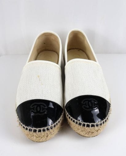 CHANEL
Espadrilles ornées de sequins blancs...