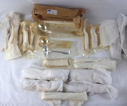 SFAM
Ménagère en métal argenté uni comprenant...