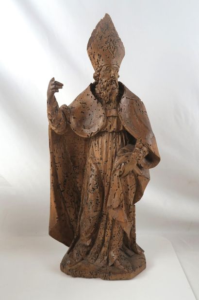 Saint Évêque en tilleul sculpté en ronde-bosse.
Est...